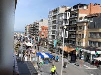 Le marché dans l'avenue de la mer à Coxyde le vendredi