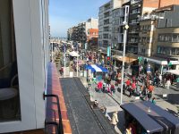 Zicht op de wekelijkse markt in de Zeelaan te Koksijde